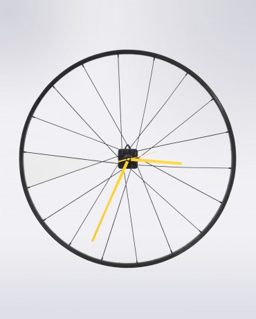 Reloj de pared hecho con rueda de bicicleta reciclada en negro y amarillo