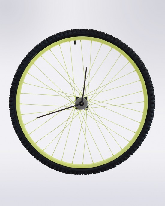 Rueda de bicicleta con goma negra, aro verde pistacho y radios finos en negro para el reloj de pared Simmons