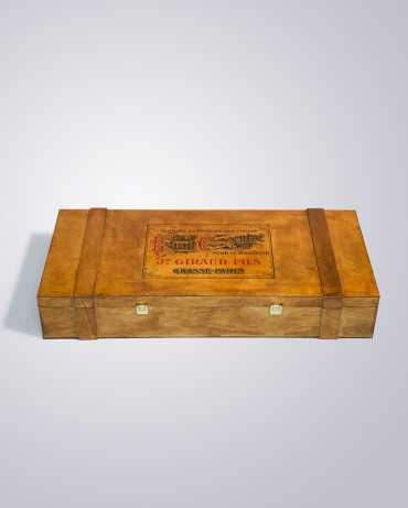 Caja de madera vintage con barniz en tono nogal