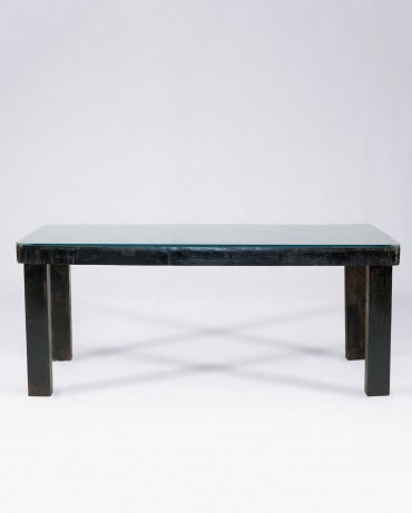 Mesa auxiliar hecha con palets, madera teñida en wengué oscuro y superficie de cristal