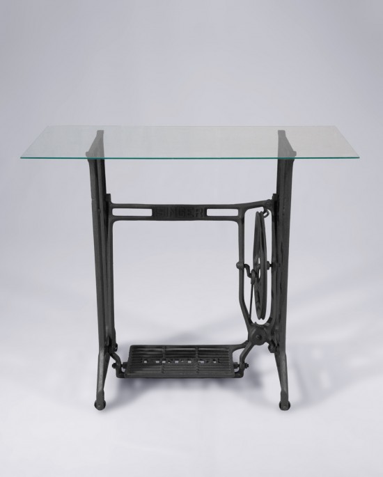 Mesa auxiliar hecha con estructura de máquina de coser a pedal Singer y base de vidrio