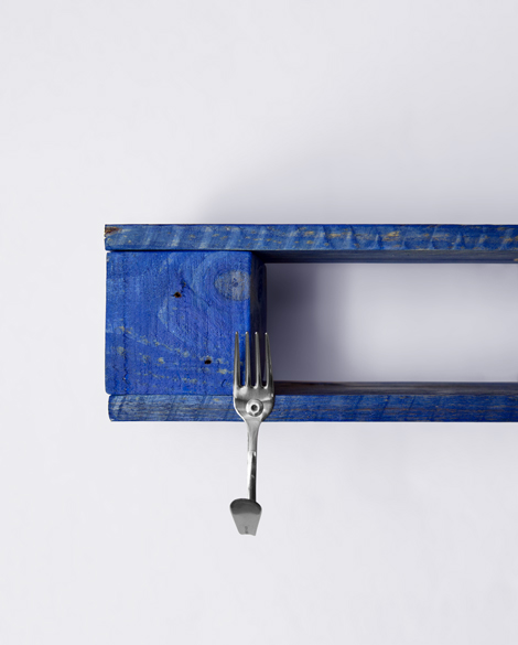 Colgador con la madera teñida de azul añil que recuerda a las casas de Chefchaouen