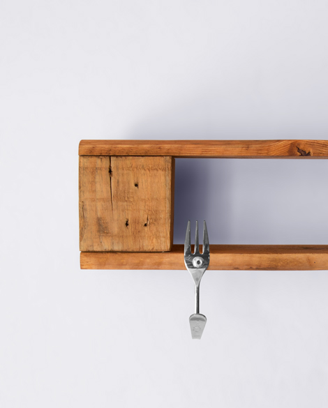 Colgador estantería hecho de madera reutilizada y tenedores